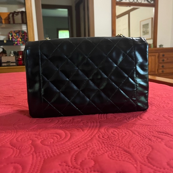 Vintage CHANEL Black Quilted Diana Shoulder Bag with Iconic Design - Picture 3 of 16